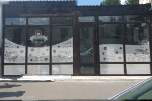 Оформлення вітрин кафе напівпрозорою плівкою